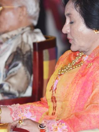 golden pearls worn by Rosmah are worth $4000 each