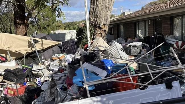 Adelaide neighbour hoarding feud blows up as council issues June deadline for clean up