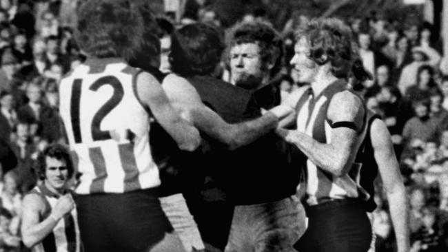 There’s always been a fierce rivalry between North Melbourne and Essendon. Roos coach Ron Barassi and Bombers coach Des Tuddenham clash at Arden St in 1973.