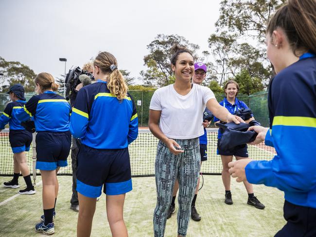 2015 tournament champion and world No.102 Heather Watson (GBR) will be presenting the Hobart International 2020 Ballkids with their hats following their final training session today. Picture: RICHARD JUPE