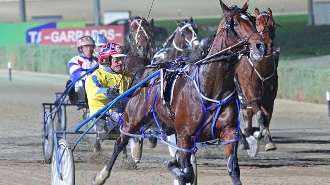 Race 7: Tabcorp Park, Friday 30-5-2014 University Foods 4YO & 5YO Championship (Group 2) Winner: Lennytheshark (1) Trainer: David Aiken; Driver: Chris Alford Race Distance: 2,240 metres Mile Rate: 1.56.5 photography: Stuart McCormick