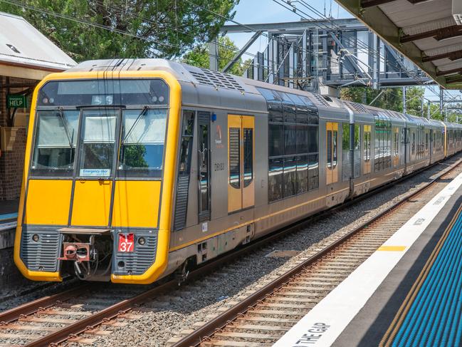 The Daily Telegraph Sunday 24 November 2024 Sydney Trains. Sydney Train approaching Erskineville train station. Picture Thomas Lisson