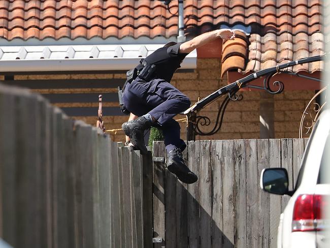 Police search residences on Sylvan Beach Esplanade Police at an active crime scene on Bribie Island. Pic Peter Wallis