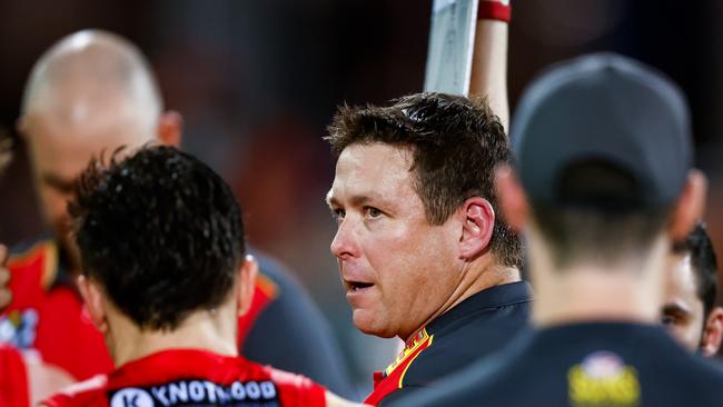 Stuart Dew speaking to his players in Darwin. (Photo by Dylan Burns/AFL Photos via Getty Images)