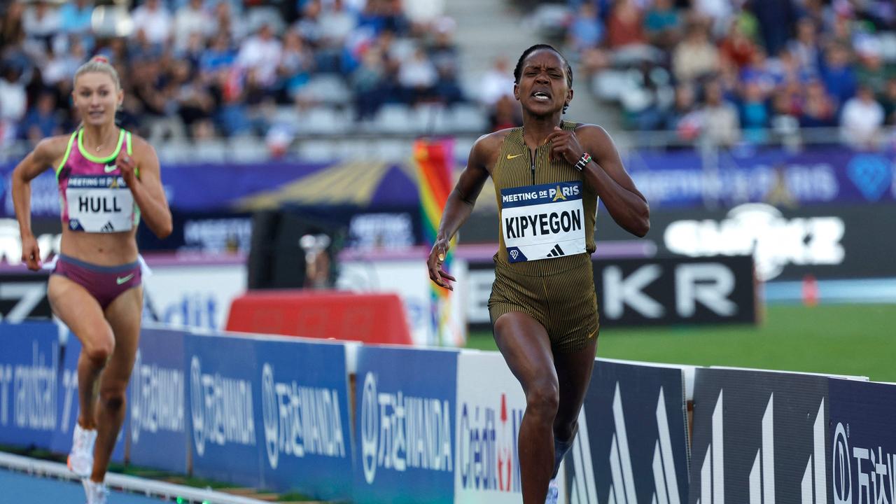 Kenya's Faith Kipyegon (R) was watching her back for Australia's Jessica Hull. Photo by Geoffroy VAN DER HASSELT / AFP.