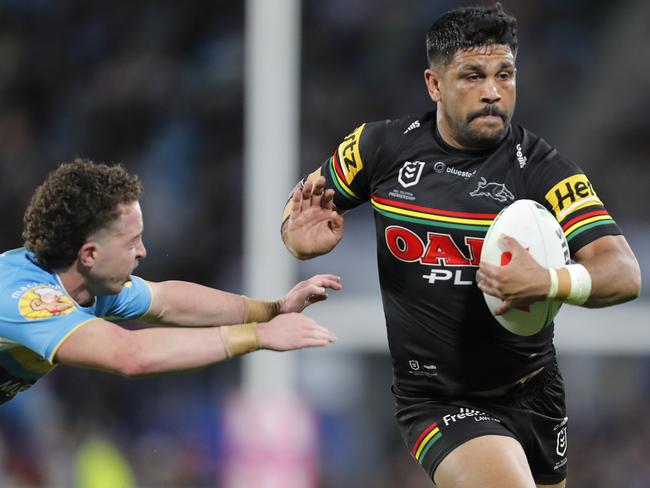 GOLD COAST, AUSTRALIA - AUGUST 19: Tyrone Peachey of Panthers avoid a challenge from Tom Weaver of Titans during the round 25 NRL match between Gold Coast Titans and Penrith Panthers at Cbus Super Stadium on August 19, 2023 in Gold Coast, Australia. (Photo by Getty Images/Getty Images)