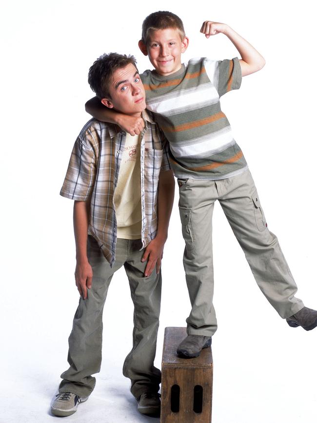 Frankie Muniz as Malcolm, and Erik Per Sullivan as his brother Dewey.