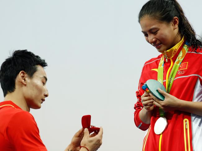 Qin Kai gets down on his knee to propose to He Zi.