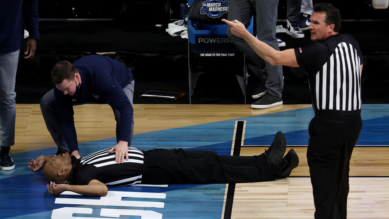 Referee Bert Smith lies on the court after collapsing. (Photo by Andy Lyons/Getty Images)