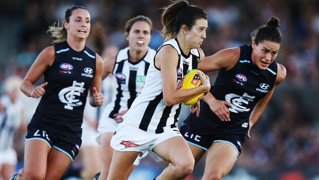 Stephanie Chiocci runs away from her Carlton rivals.