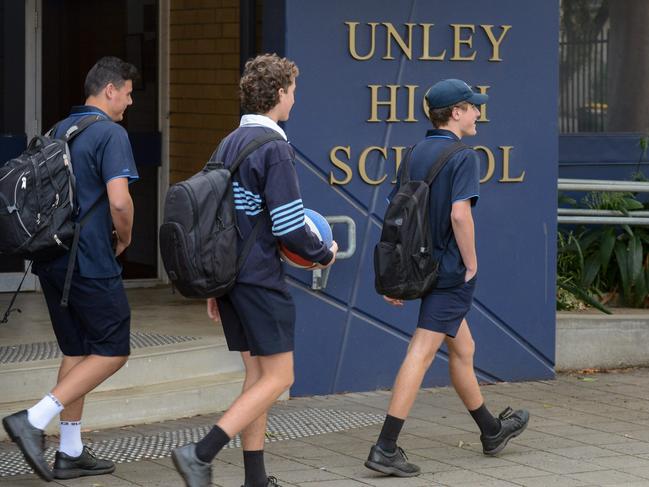 Students return to Unley High School during the COVID-19 pandemic, April 27, 2020. (Pic: AAP/Brenton Edwards)