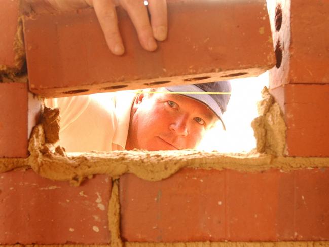 29/04/2003 PIRATE: Tradesman bricklayer Steve Cumberford building wall of house laying bricks at Golden Grove, 2004.