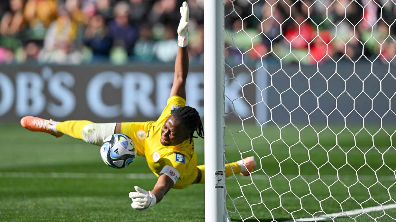 Il portiere nigeriano #16 Chiamaka Nnadozie ha parato un rigore straordinario.