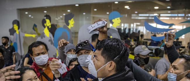 MANILA, PHILIPPINES - MARCH 14: A trauma psychologist says images of COVID-19 panic will impact Australians as fear over the virus increases. (Photo by Ezra Acayan/Getty Images)