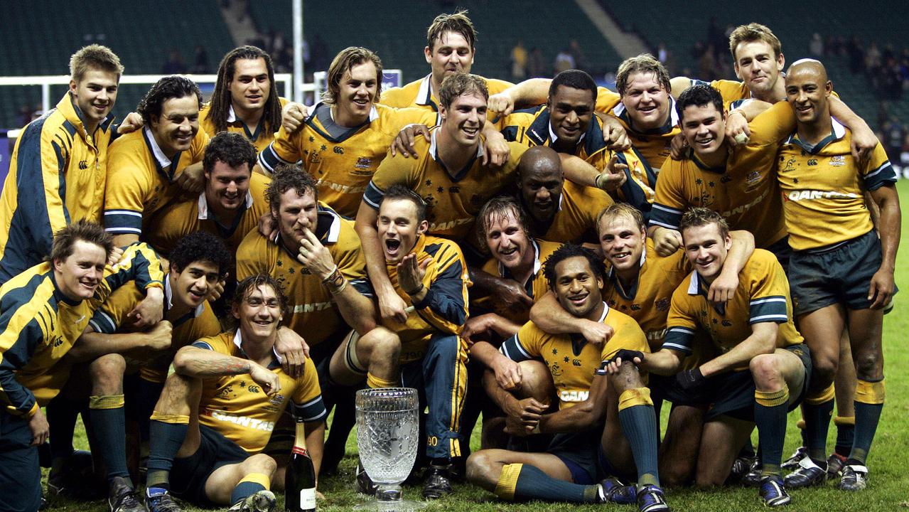 NOVEMBER 27, 2004 : Wallabies players with Cook Cup at London's Twickenham Stadium 27/11/04 after Australia defeated England in RU match. Rugby Union