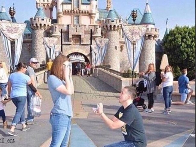People slammed the idea as unoriginal due to the bloke proposing in the background.