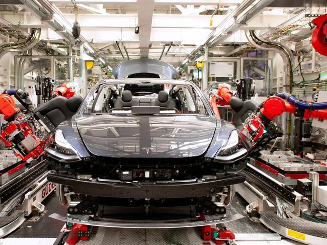 Robots on the Model 3 assembly line at the Tesla factory in Fremont, Calif. PHOTO: BRIAN MOLYNEAUX FOR THE WALL STREET JOURNAL