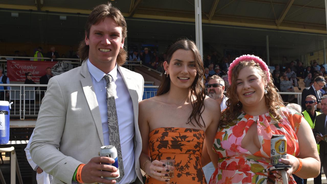 Wagga Gold Cup races photos taken at the Murrumbidgee Turf Club Daily