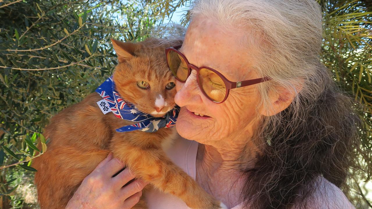 Alice Springs loses beloved shoulder-riding cat, age 26