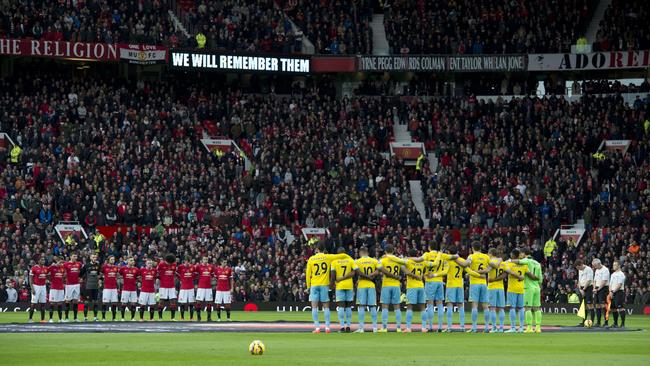 Manchester United and Crystal Palace obseve a minute's silence for Remembrance Day and Armistice Day.