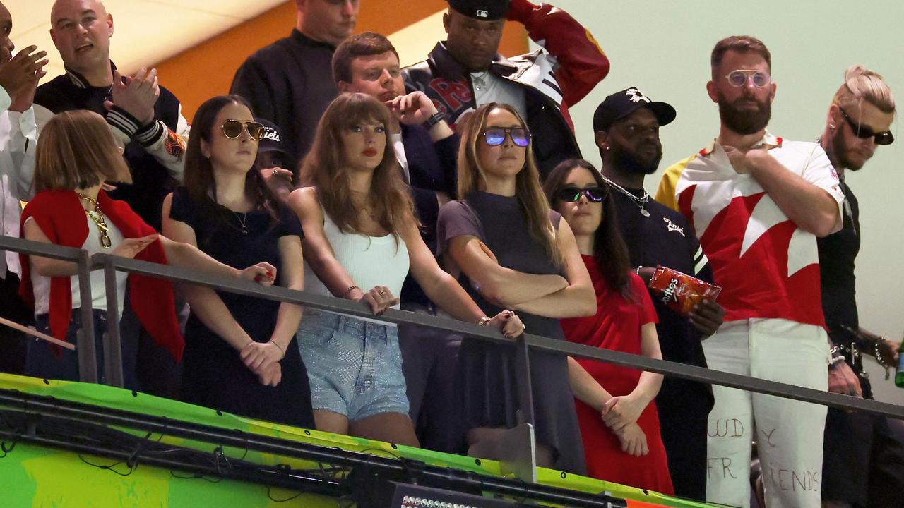 Taylor Swift’s box at Super Bowl (L-R): Ed Kelce, Ashley Avignone, Alana Haim, Ross Travis, Taylor Swift, Este Haim, Danielle Haim and Donna Kelce. Photo by Gregory Shamus Getty Images via AFP.