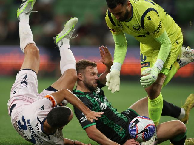 MELBOURNE, AUSTRALIA - MARCH 14: Michael Ruhs of Western United collides with Victory goalkeeper Paul Izzo (R) and Roderick Miranda of the Victory during the A-League Men round 21 match between Western United and Melbourne Victory at AAMI Park, on March 14, 2024, in Melbourne, Australia. (Photo by Daniel Pockett/Getty Images)