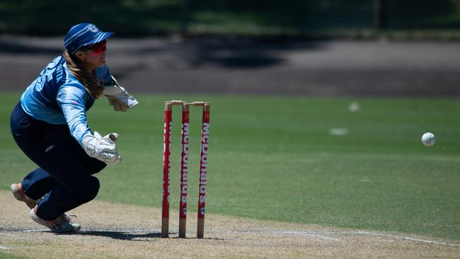 Kate Pelle keeping wickets for Parramatta. Picture: Thomas Lisson.