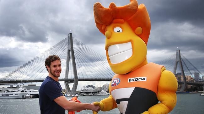 Shane Mumford with the Giant’s mascot G-man.