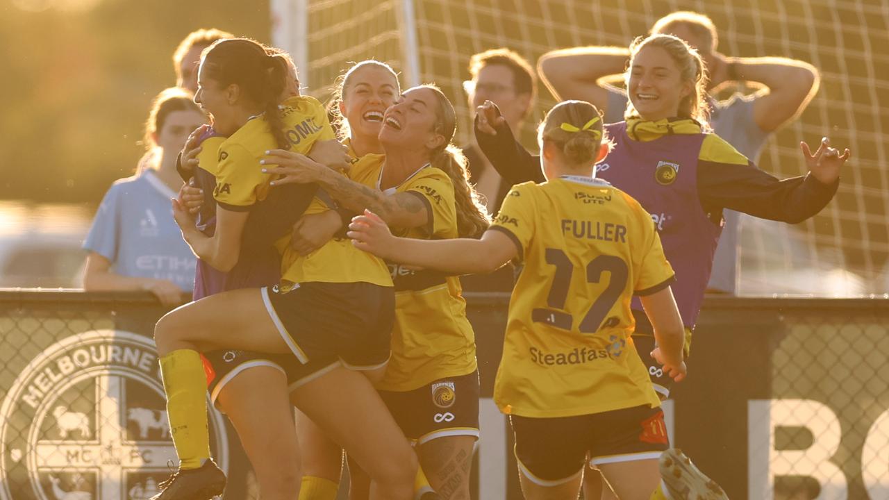 Mariners book grand final spot in feisty upset over premiers
