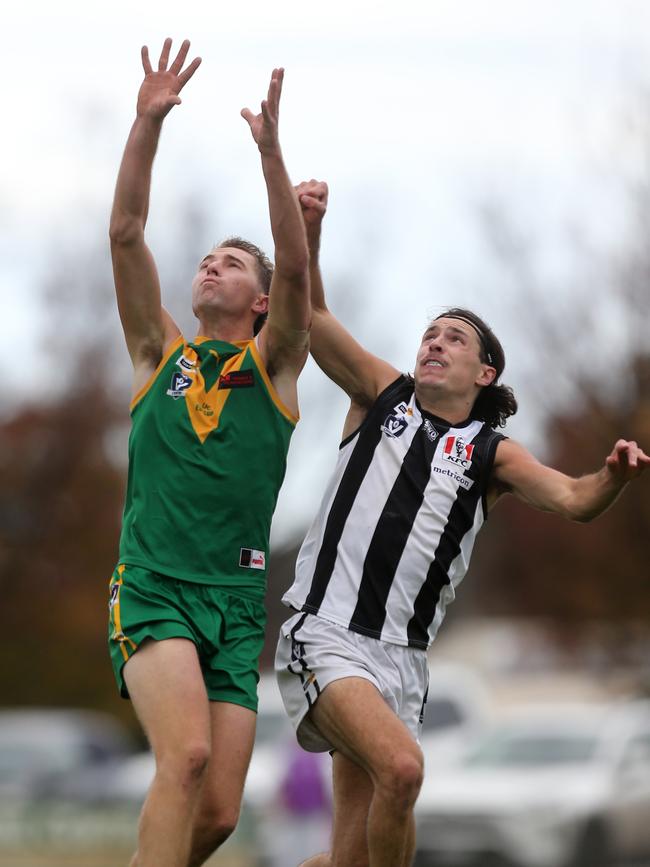 Leongatha’s Jack Hume takes front position against Sale’s Nathan Whitford. Picture: Yuri Kouzmin