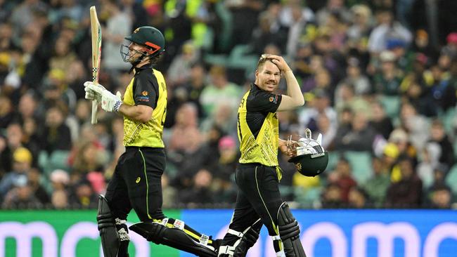 Australiaâ&#128;&#153;s David Warner (R) walks off after his dismissal as Mitchell Marsh walks in to bat during the ICC menâ&#128;&#153;s Twenty20 World Cup 2022 cricket match between Australia and New Zealand at the Sydney Cricket Ground (SCG) in Sydney on October 22, 2022. (Photo by Saeed KHAN / AFP) / -- IMAGE RESTRICTED TO EDITORIAL USE - STRICTLY NO COMMERCIAL USE --