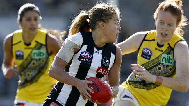 Sarah Rowe takes on the Tigers’ in Collingwood’s last home-and-away match. Picture: Darrian Traynor/Getty Images