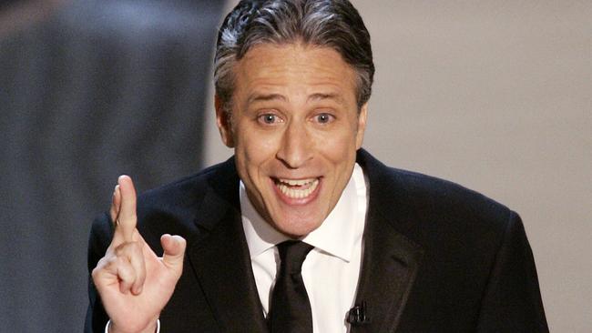 05/03/2006. Oscar ceremony host Jon Stewart speaks at the 78th Academy Awards in Hollywood. AFP PHOTO/Timothy A. CLARY