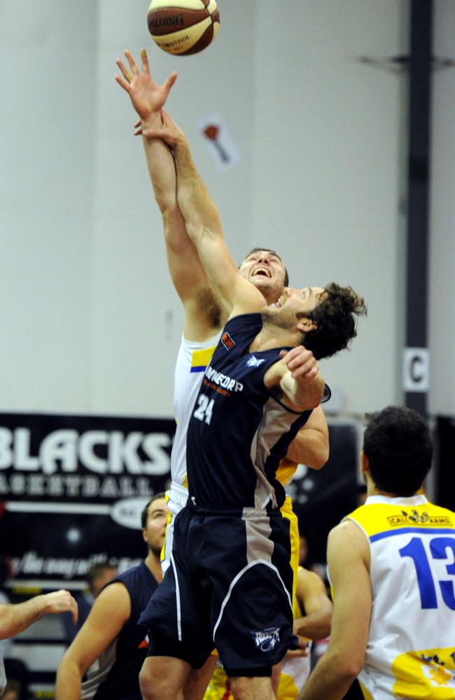 Ryan McDade in a jump ball for the Rockhampton Rockets in 2010.