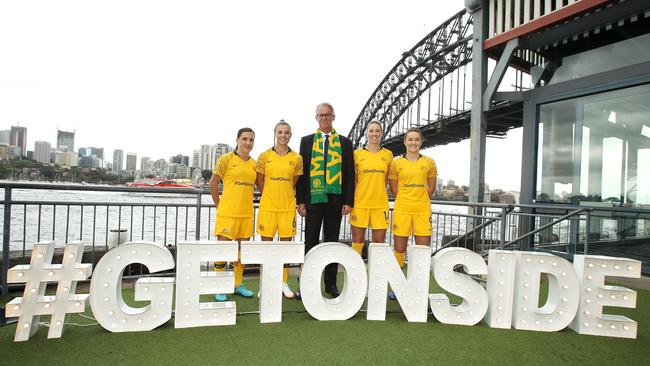 David Gallop (C) with Lisa De Vanna, Chloe Logarzo, Alanna Kennedy and Caitlin Foord. Picture: Getty