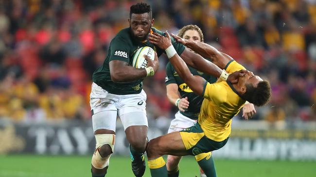 Siya Kolisi of the Springboks breaks through a tackle by Will Genia of the Wallabies.