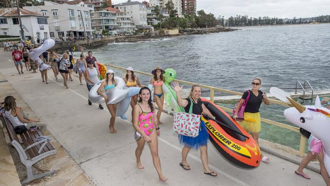 The competitors make their way to Shelly Beach. (AAP IMAGE / Troy Snook)