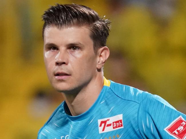 KASHIWA, JAPAN - JULY 06: Michell Langerak of Nagoya Grampus gestures during the J.LEAGUE Meiji Yasuda J1 20th Sec. match between Kashiwa Reysol and Nagoya Grampus at SANKYO FRONTIER Kashiwa Stadium on July 06, 2022 in Kashiwa, Chiba, Japan. (Photo by Etsuo Hara/Getty Images)