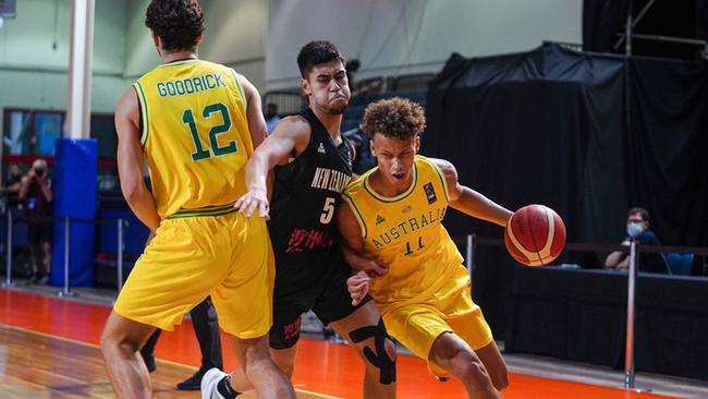 Dyson Daniels plays for the Boomers against New Zealand. Photo: Basketball Australia.