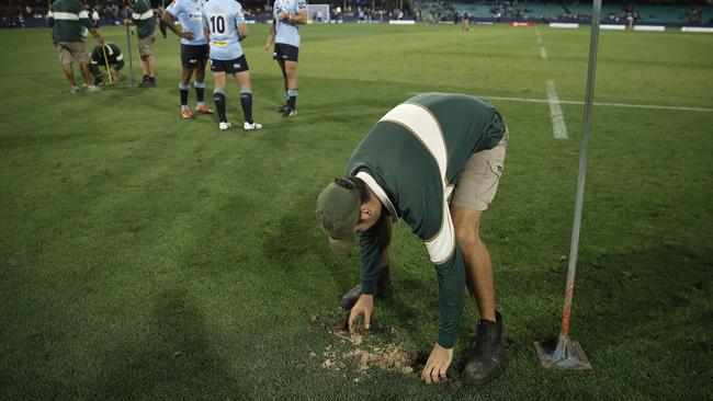 Please replace your divots. Photo by Ryan Pierse/Getty Images,