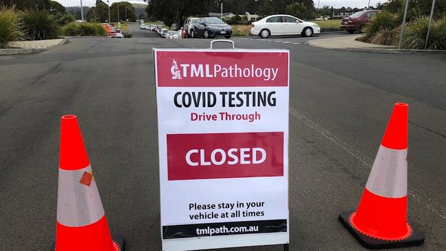 TML Pathology’s sign informing motorists their Covid testing clinic in Kingston is closed. Picture: Nikki Davis-Jones.