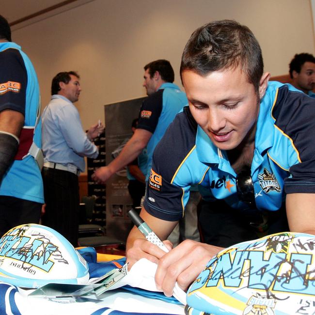 06 Nov 2006 Gold Coast Titans team's first official function as a team at thje Royal Pines Resort - Scott Prince signs some gear. PicAdam/Head sport rugby league autographing merchandise