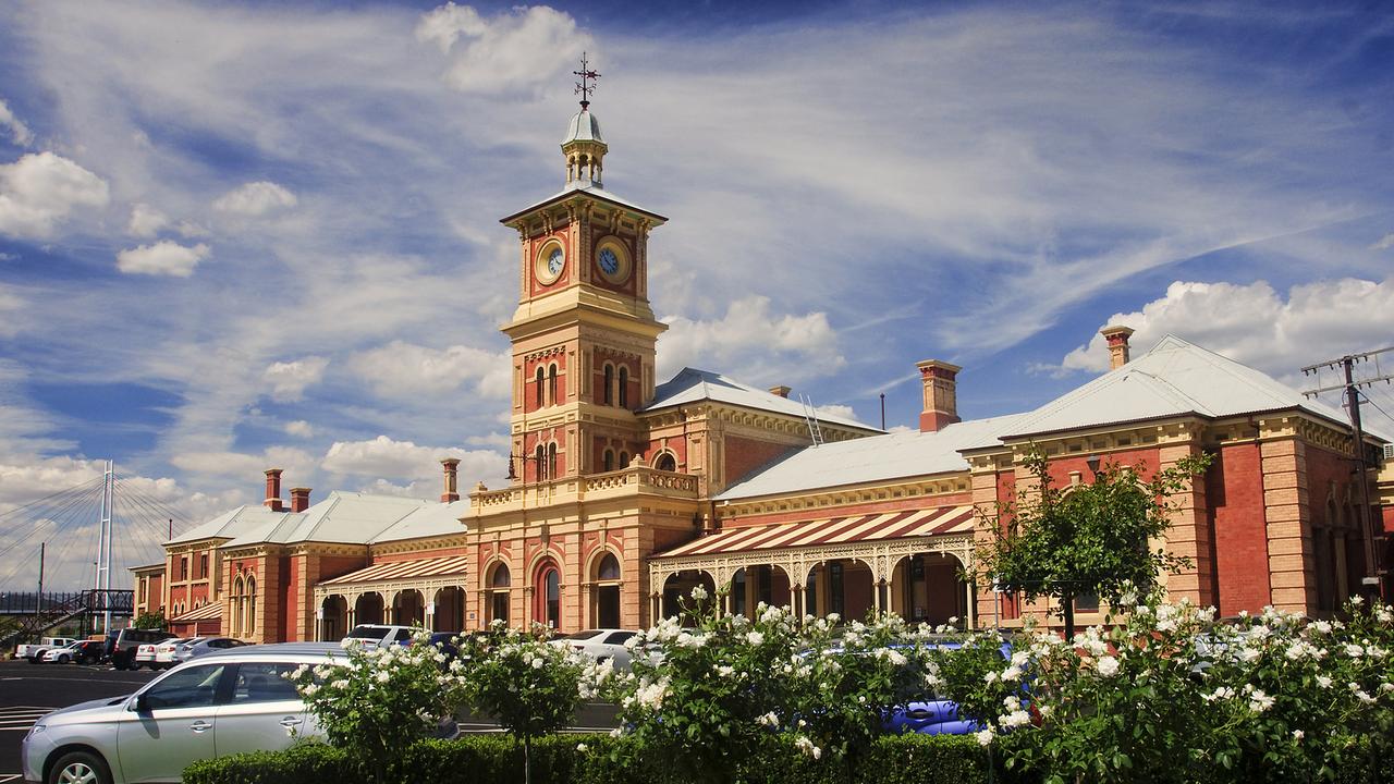 Albury is an ideal stopping point between Melbourne and Sydney.