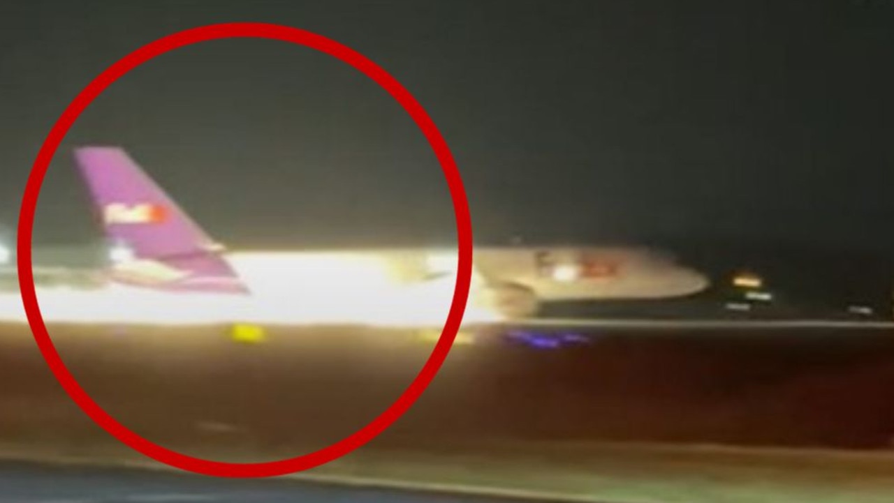 FedEx uçağı ABD havaalanına iniş takımları olmadan indi |  Video