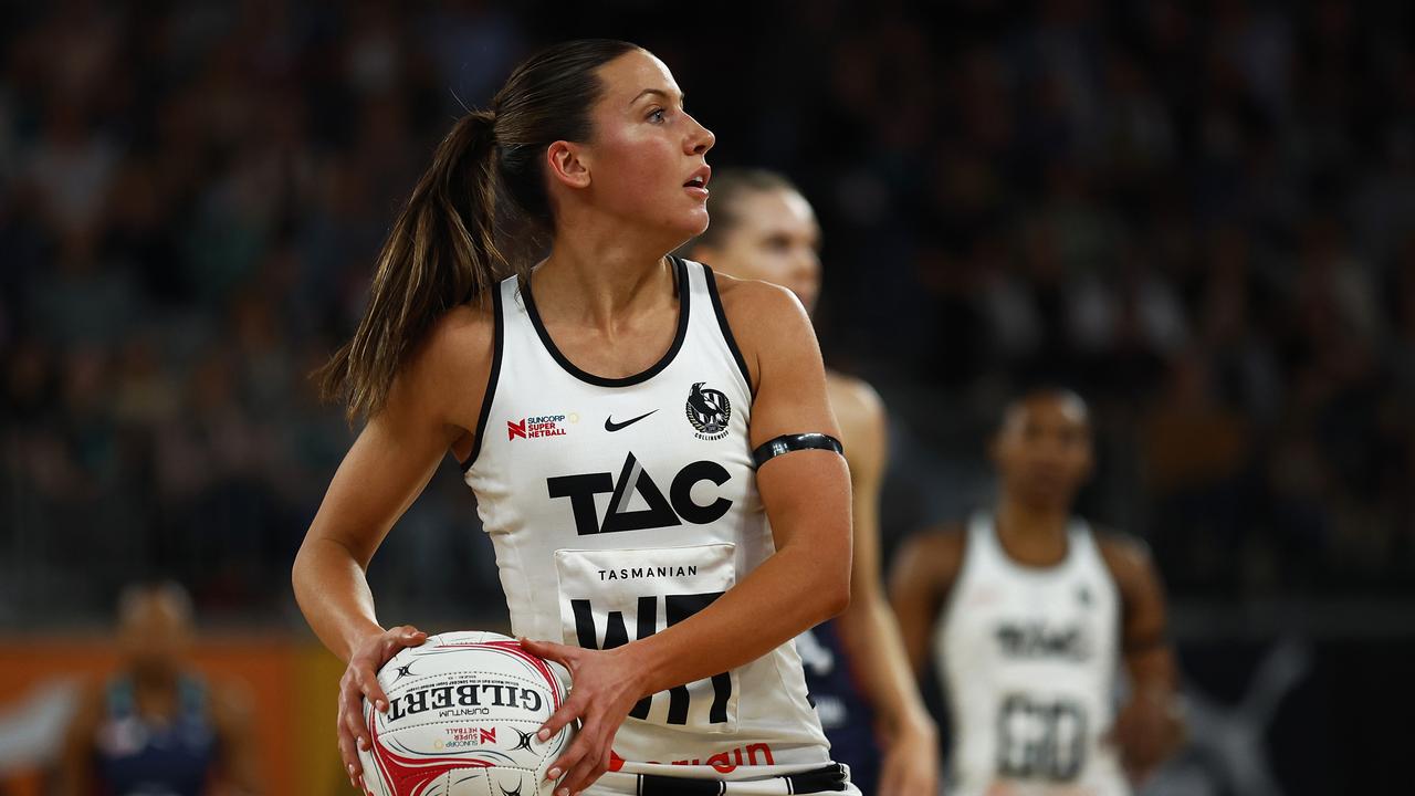 Kelsey Browne of the Magpies looks to pass during the round seven Super Netball match between Melbourne Vixens and Collingwood Magpies. Photo: Getty Images