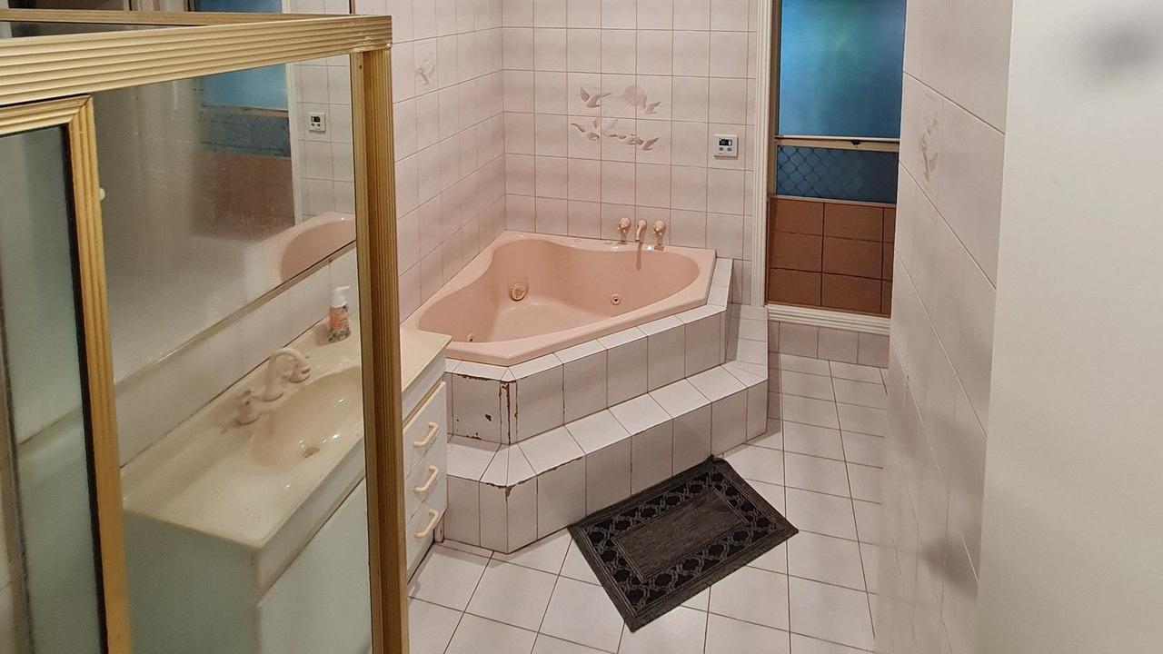 BEFORE: Classic 1980s bathroom