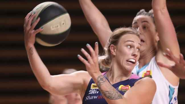 Adelaide Lightning versus Southern Flyers. Nicole Seekamp in control. 5 January 2020. (Dean Martin/AAP Image)