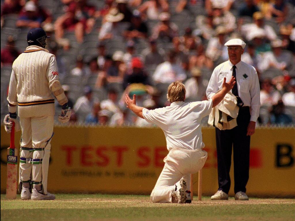 Warne appeals for, and gets, LBW against Chandika Hathurusinghe in the 1995 Boxing Day Test.