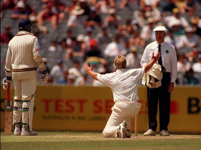 Warne appeals for, and gets, LBW against Chandika Hathurusinghe in the 1995 Boxing Day Test.