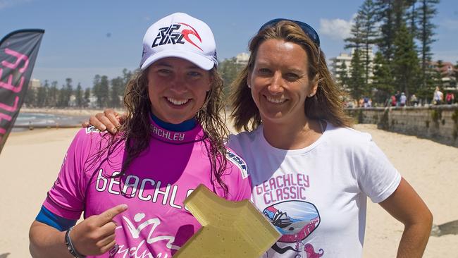 Layne Beachley with Tyler Wright after Wright won the Beachley Classic at the age of 14 in 2008.